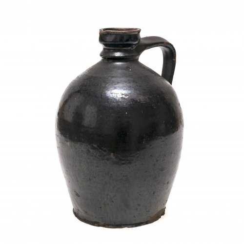 Henkelflasche (Blutzer). Kröning, Irdenware, schwarz matt. Leicht besch. H. 23,7 cm.