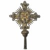 Vortragekreuz-Aufsatz. Metall. Mit Christus- u. Marienmonogramm. Min. rest. H. 64 cm.