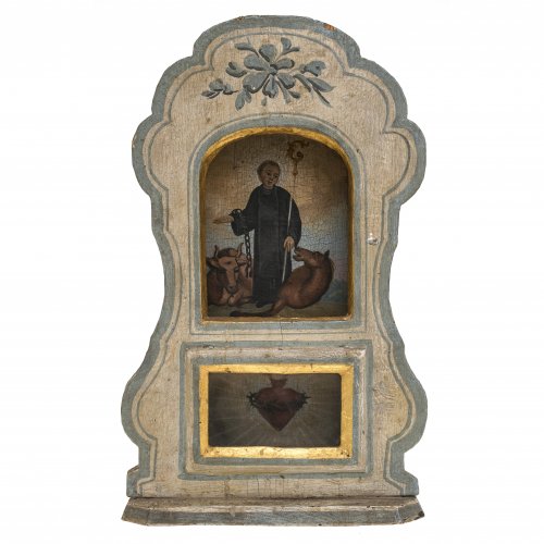 Kleiner Hausaltar mit hl. Leonhard. Süddeutsch, 18. Jh. Tempera/Holz. Geschweifte Rahmenblende. Alterungsspuren, ein Frontglas fehlt. H. 29 cm.