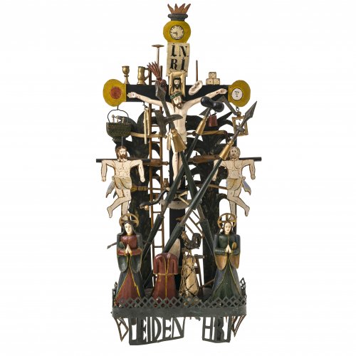 Großes Arma-Christi-Standkreuz. Bayerischer Wald, 19. Jh. Holz, Karton, farbig bemalt. Mit Schächern und Assistenzfiguren. Alterungsspuren. H. 82 cm.