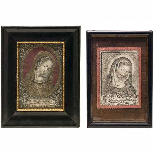 Zwei Andachtsbilder. Süddeutsch, 19. Jh. Landshuter Madonna der Ursulinen mit dem geneigten Haupt. Kupferstiche, eines gespickelt und mit Goldbordüren dekoriert. 13 x 10 cm bzw. 16 x 11 cm.