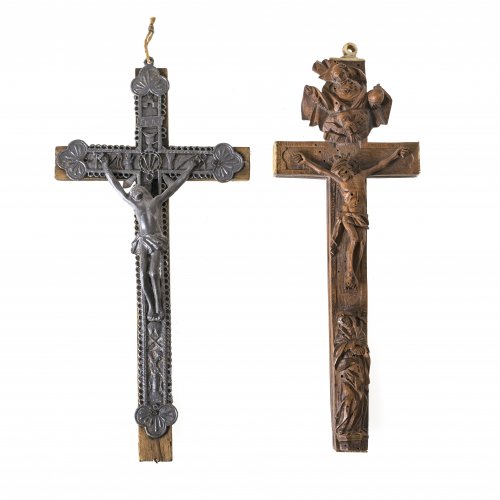 Reliquienkreuz und Kreuz mit Zinnbeschlag. L. je 26 cm.