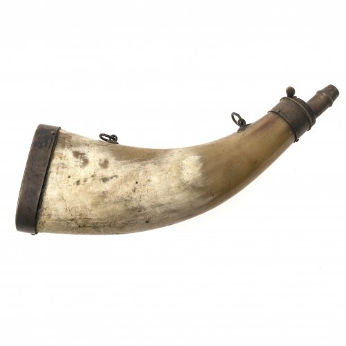 Pulverflasche. Horn, Messingmontierung. L. 22 cm.