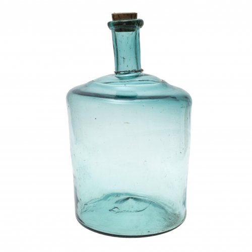 Vorratsflasche. Deutsch, 18./19. Jh. Türkisblaues Glas. Zylindrisch mit Röhrenhals. H. 38 cm.